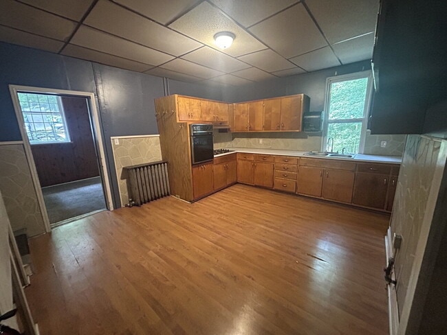 Building Photo - "Spacious 5-Bedroom Family Retreat with 2 ...