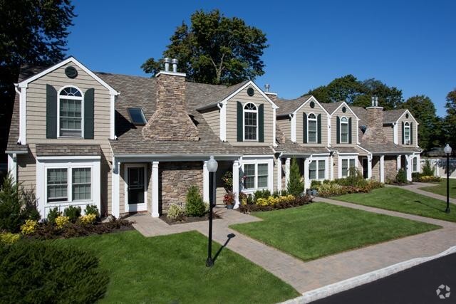 Building Photo - Fairfield Townhouses At Amityville Village