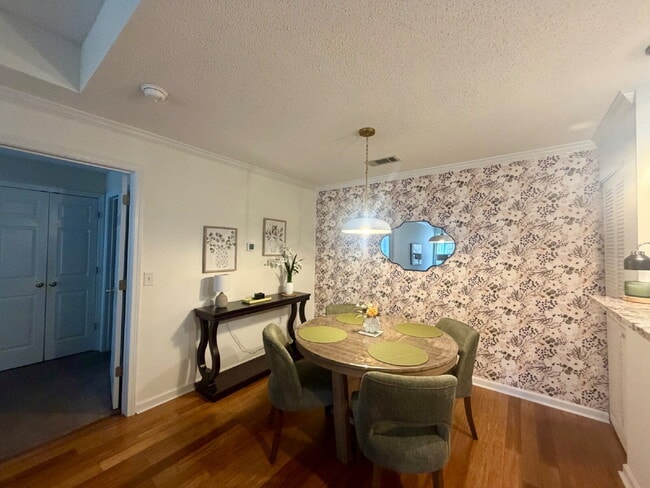 Building Photo - Furnished Two Bedroom Condo in The Reserve at Woodbridge.