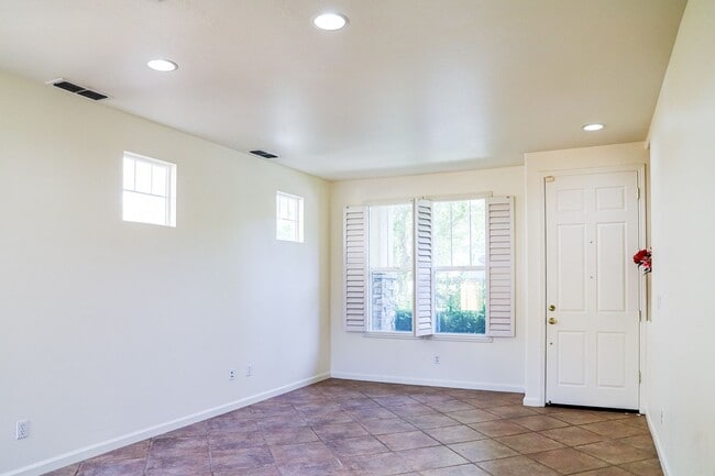 Building Photo - Beautiful and Spacious Home with Three Bedrooms Amazing Loft & Bonus Room!