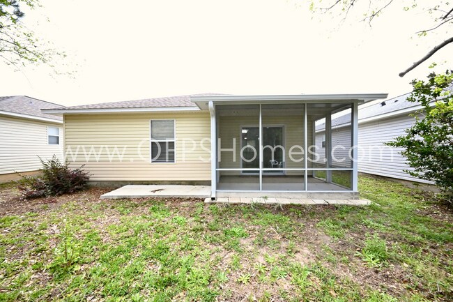 Building Photo - 3/2 in Pensacola!