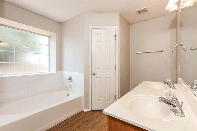 Building Photo - 1836 Parkridge Dr