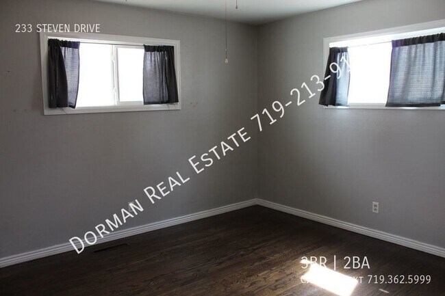 Building Photo - 3 bedroom, 2 bath open concept
