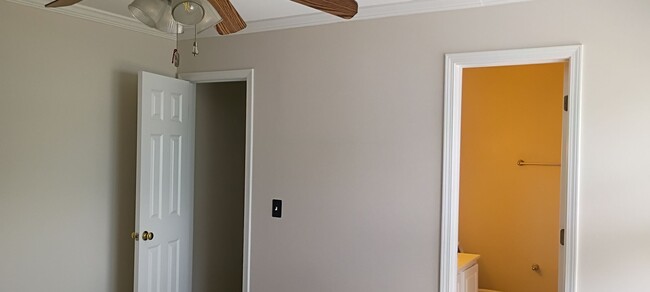 Building Photo - Lovely Townhome in Southeast Columbia