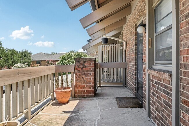 Building Photo - 10754 Villager Rd