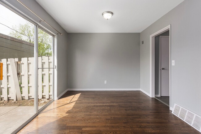 Building Photo - 421 W 87 Pl