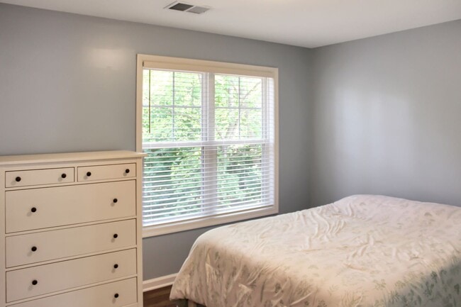 Building Photo - Fully furnished - single family