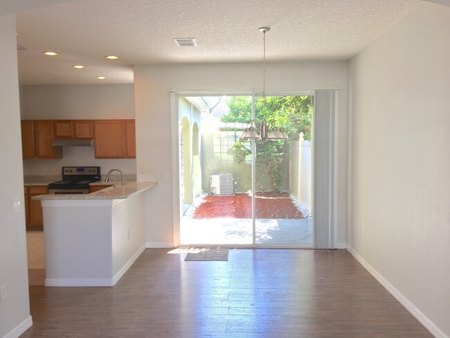 Building Photo - Town Home for Rent in Gated community in O...