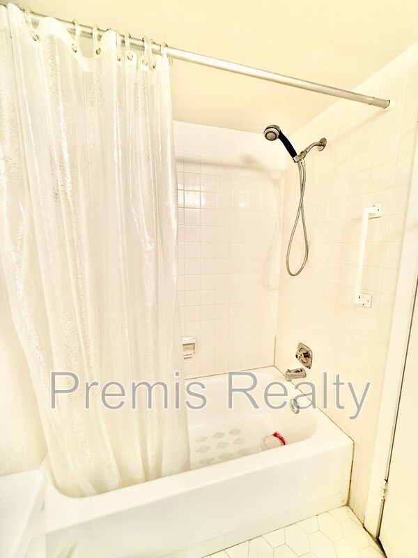 Building Photo - 2900 Cove Cay Dr