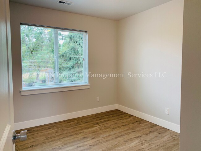 Building Photo - Cozy 2-Bed Condo Retreat with Gleaming Har...