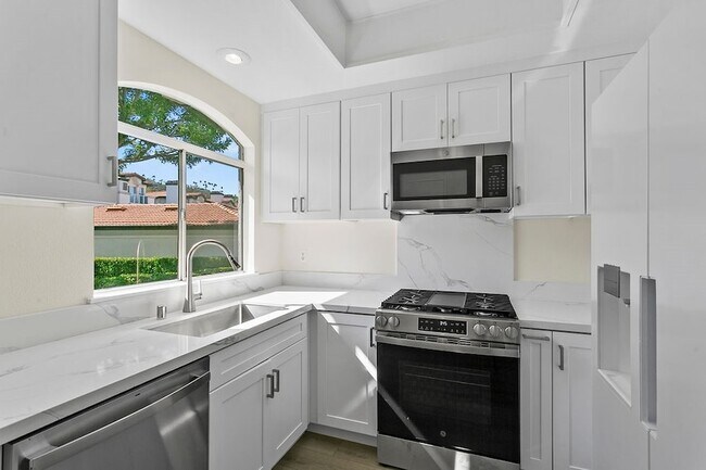 Building Photo - 30902 Club House Dr