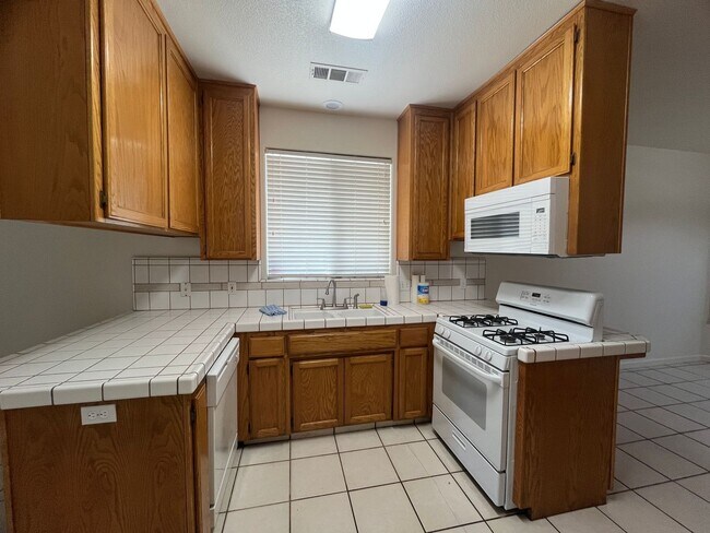 Building Photo - Move in Ready Home!