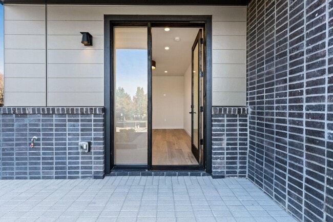 Building Photo - 4Bed 3.5 Bath - Views - Studio