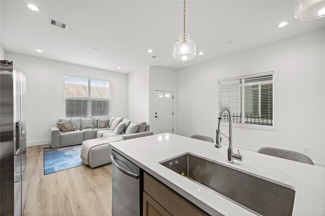 Building Photo - 1550 W Tidwell Rd