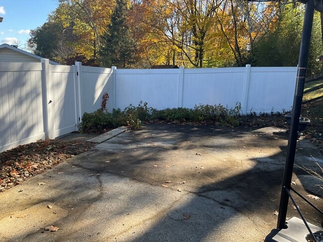 Building Photo - Spacious 3bed 3 bath Split-Level in Bethel...