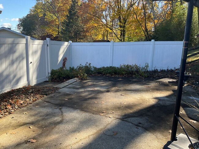 Building Photo - Spacious 3bed 3 bath Split-Level in Bethel Park – Updated Interiors & Private Backyard Oasis