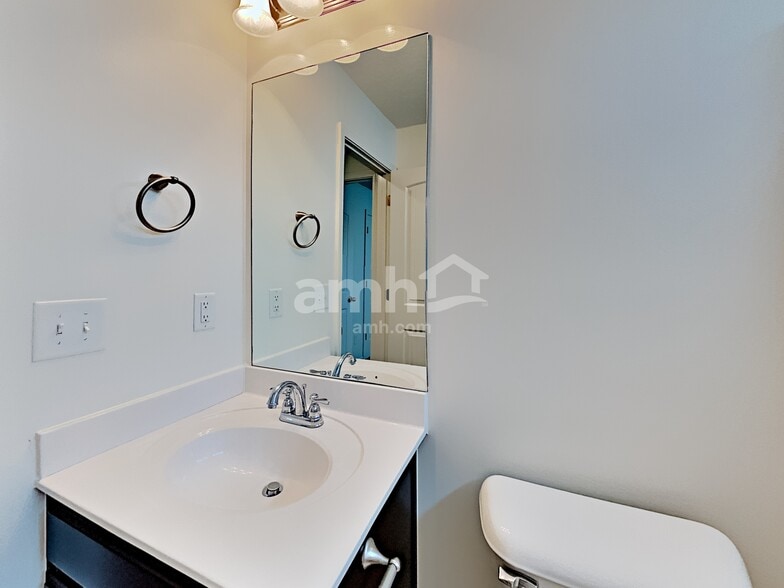 Building Photo - 123 Farmbrook Ct