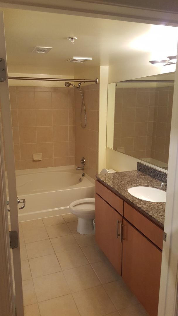 Building Photo - Updated 1 Bedroom Condo with Office and Ga...