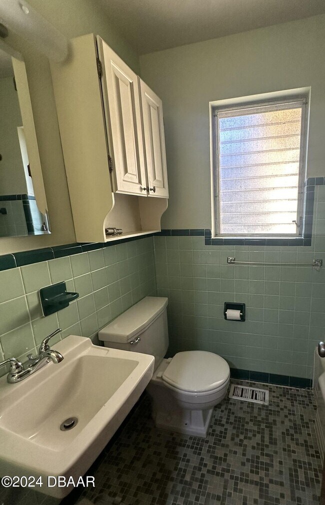 Building Photo - 736 White St