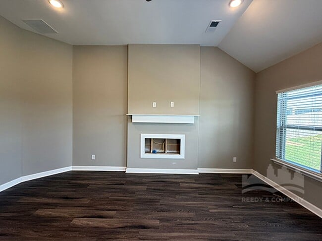 Building Photo - Welcome to this spacious 4 bedroom, 3 bath...
