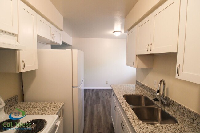 Building Photo - $2495 - 2 Bed 1.5 Remodeled 2 Story Towhn Home Near Keily and Saratoga