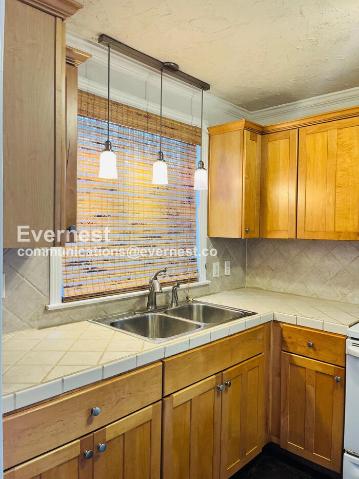 Building Photo - 454 Bowling Ave