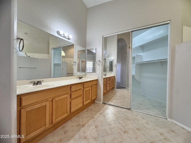 Building Photo - 673 S Peppertree Dr