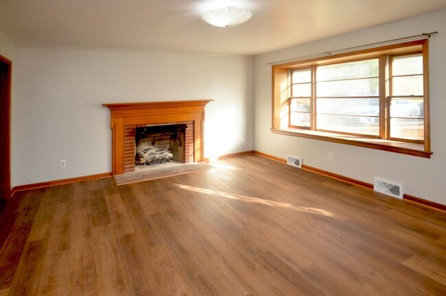 Building Photo - 3 BR Home in Madison Heights Available Immediately