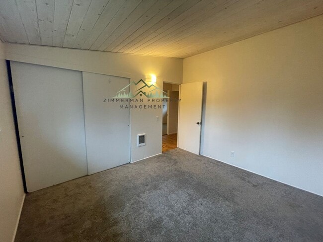 Building Photo - Quiet Friendly Street Neighborhood 3bd/1ba House