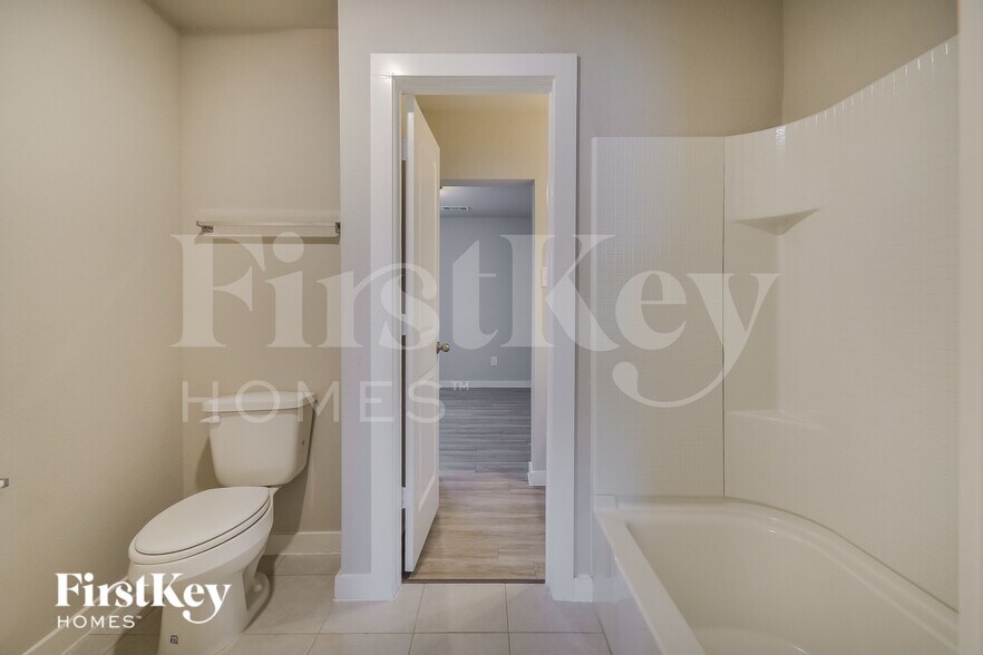 Building Photo - 600 Ava Trl