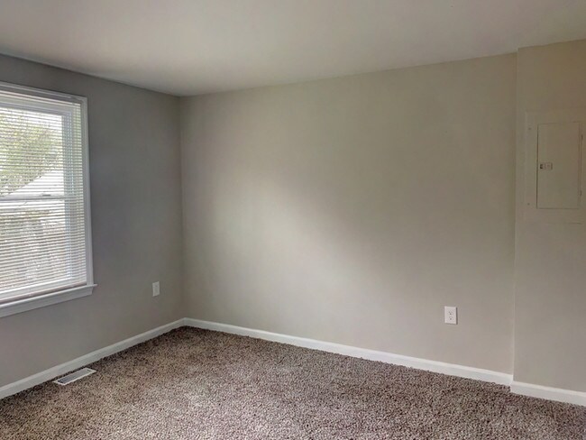 Building Photo - RENOVATED RACHED WITH YARD