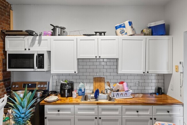 Building Photo - 100-102 Main St