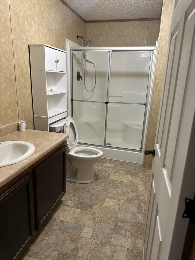 Building Photo - 3 Bed, 2 Bath Trailer