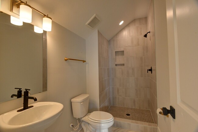 Building Photo - 4 Bedroom 3.5 Bath House in Twin Lakes - Johns Island