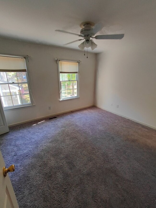 Building Photo - 2 BR/ 2.5 BA Two Bedroom Townhouse in the West End.