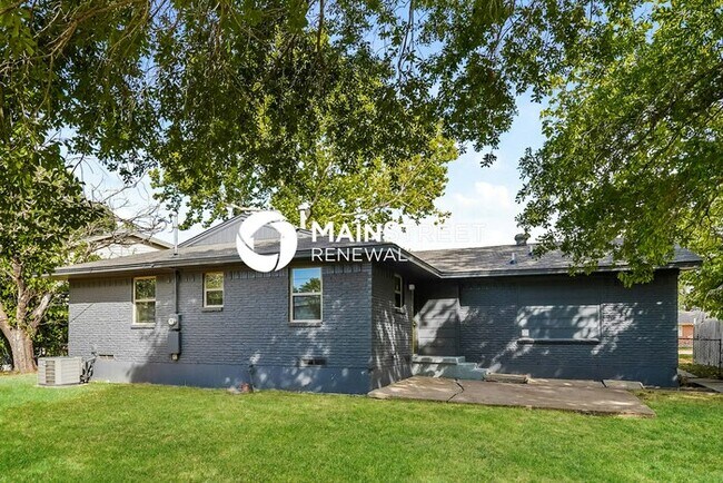 Building Photo - 4 Bedroom Pet-Friendly Home in Mesquite, TX with Main Street Renewal