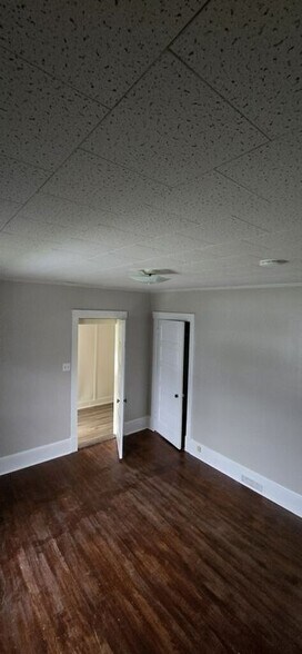 Building Photo - 105 Parkview Ave