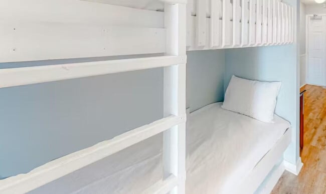 Building Photo - 572 E Beach Blvd