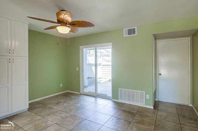 Building Photo - Stunning 4Bdm 2.5Ba Home Located in the Hi...