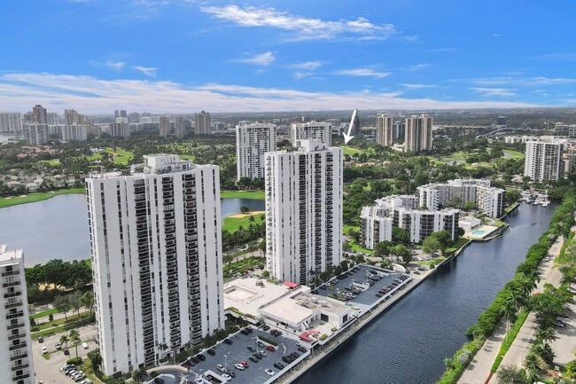 Building Photo - 3625 N Country Club Dr
