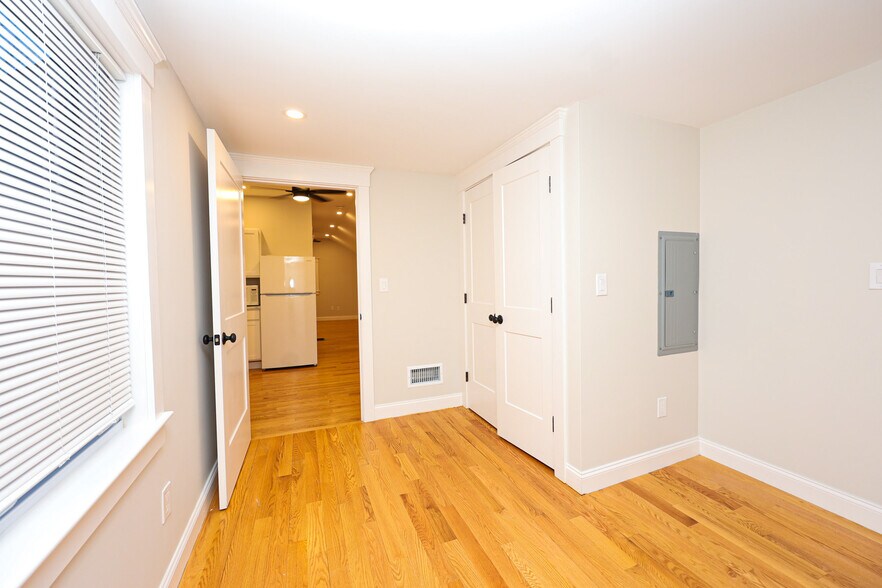 Building Photo - 85 Oak St