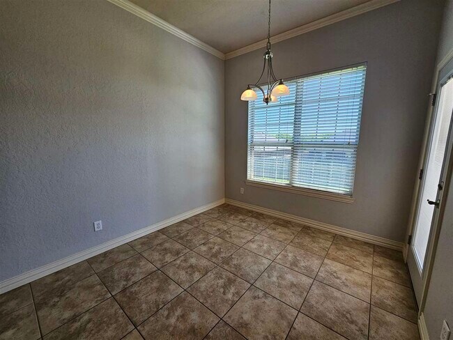 Building Photo - 6 NE Summerwood Dr