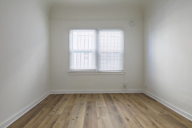 Building Photo - Newly Remodeled 1-bedroom Apartment