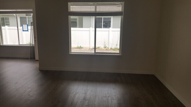 Building Photo - Spacious 3-Bedroom, 2.5-Bath Home in Cente...