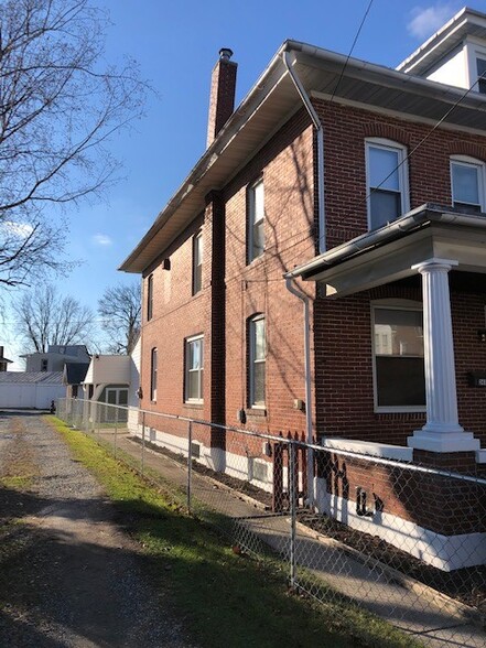 Building Photo - 3416 Fairfield St