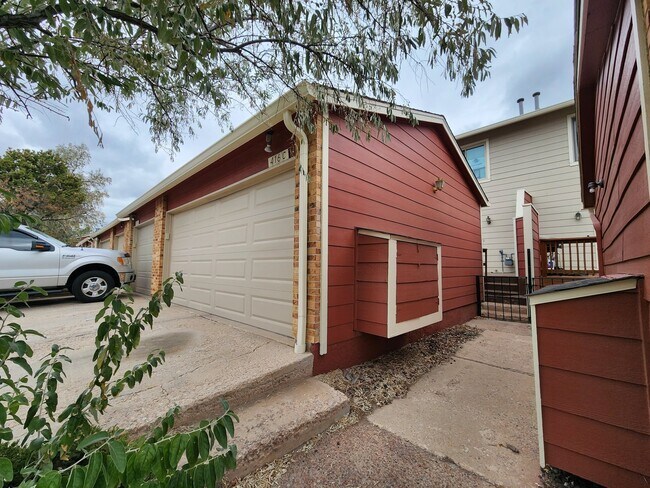 Building Photo - 2 bedroom westside - Rockrimmon