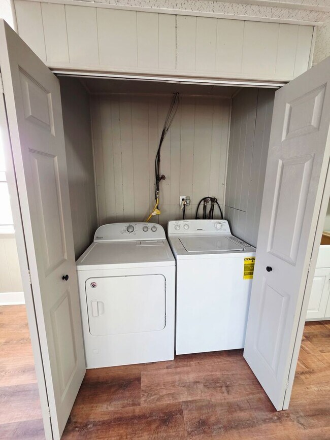 Building Photo - 20 Walnut St