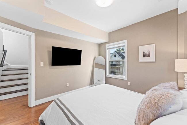 Building Photo - 76 Condict St