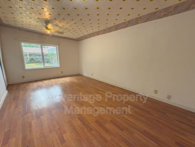 Building Photo - 319 15th Ave SE