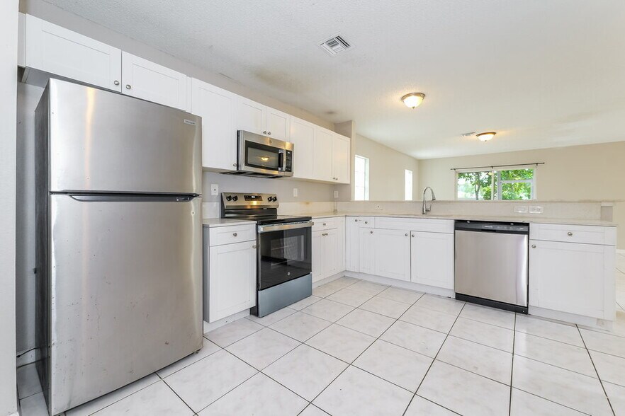 Building Photo - 4124 Pine Hollow Cir